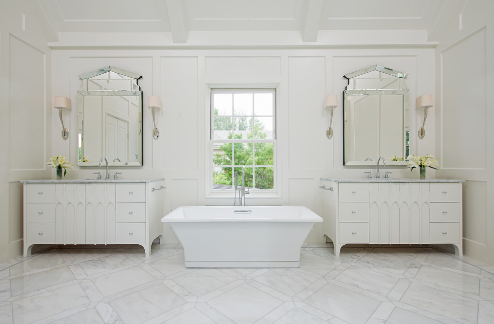 ダラスにあるトランジショナルスタイルのおしゃれな浴室 (アンダーカウンター洗面器、白いキャビネット、珪岩の洗面台、置き型浴槽、白い壁、大理石の床、フラットパネル扉のキャビネット) の写真
