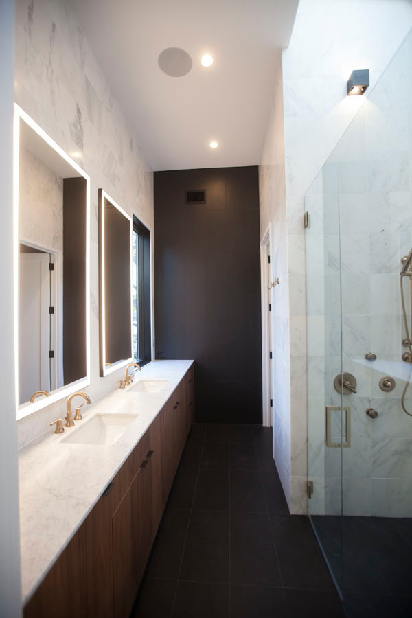На фото: маленькая главная ванная комната в стиле модернизм с плоскими фасадами, светлыми деревянными фасадами, открытым душем, черно-белой плиткой, мраморной плиткой, врезной раковиной, мраморной столешницей, душем с распашными дверями, белой столешницей, нишей, тумбой под две раковины, встроенной тумбой и сводчатым потолком для на участке и в саду с