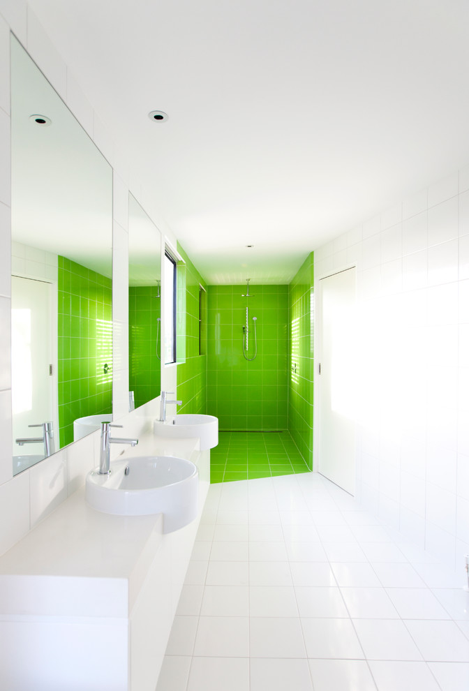 Источник вдохновения для домашнего уюта: большая ванная комната в современном стиле с плоскими фасадами, белыми фасадами, открытым душем и открытым душем