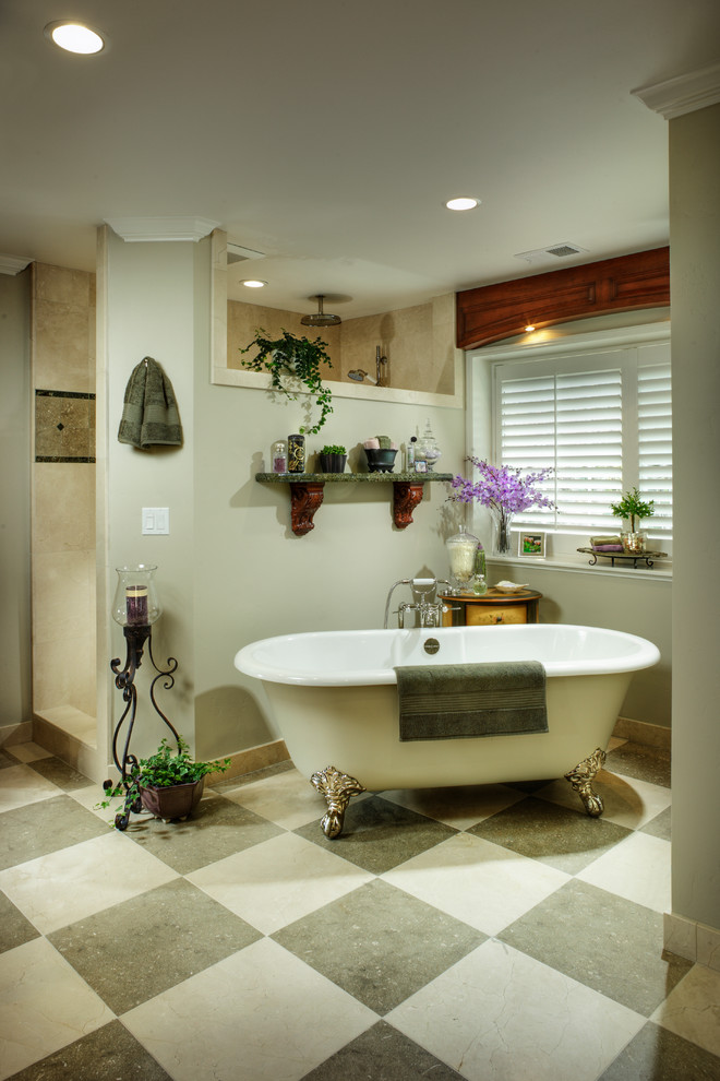 Пример оригинального дизайна: большая главная ванная комната в классическом стиле с фасадами с выступающей филенкой, темными деревянными фасадами, ванной на ножках, угловым душем, унитазом-моноблоком, разноцветной плиткой, каменной плиткой, зелеными стенами, полом из известняка, врезной раковиной, столешницей из гранита, разноцветным полом и душем с распашными дверями