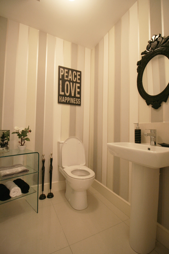 Inspiration för ett mellanstort funkis badrum för barn, med vit kakel, porslinskakel, flerfärgade väggar och klinkergolv i porslin