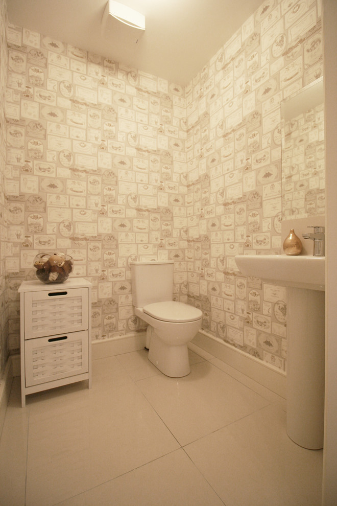 Источник вдохновения для домашнего уюта: детская ванная комната среднего размера в стиле модернизм с белой плиткой, керамогранитной плиткой, разноцветными стенами и полом из керамогранита