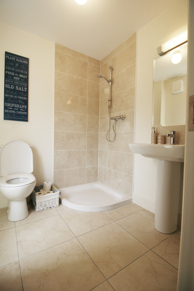 Modelo de cuarto de baño principal minimalista de tamaño medio con baldosas y/o azulejos beige, baldosas y/o azulejos de porcelana, paredes blancas y suelo de baldosas de cerámica