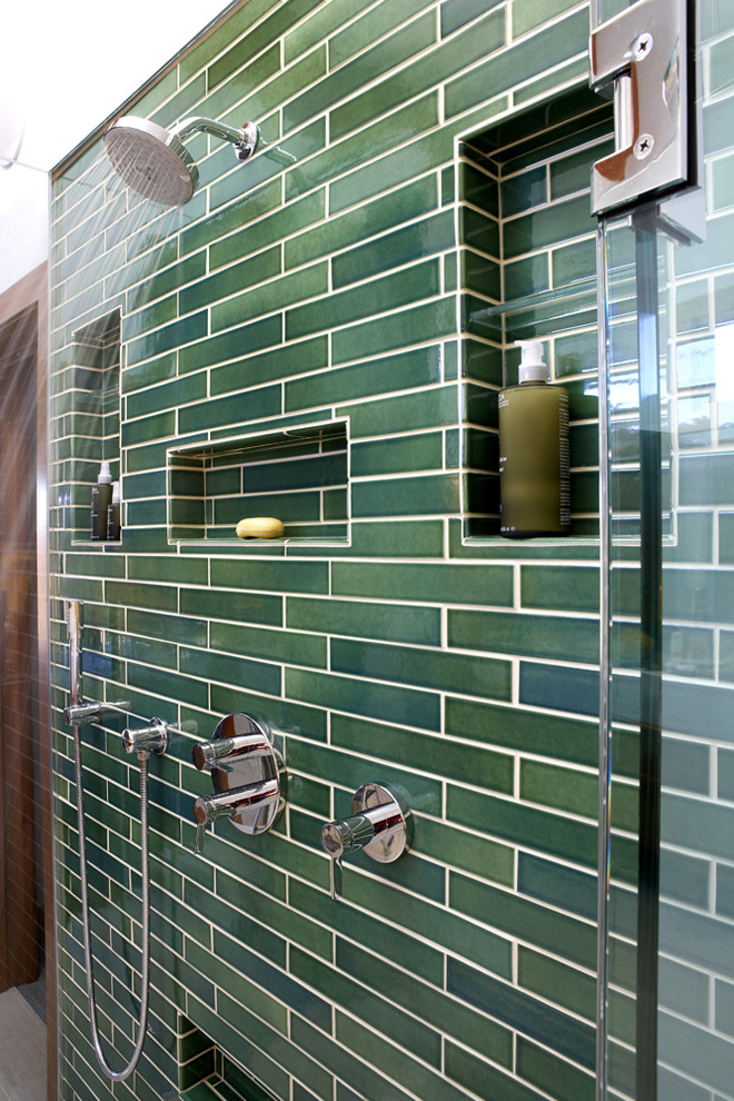 Источник вдохновения для домашнего уюта: главная ванная комната среднего размера в стиле модернизм с открытым душем, раздельным унитазом, зеленой плиткой, керамической плиткой, белыми стенами и полом из керамической плитки