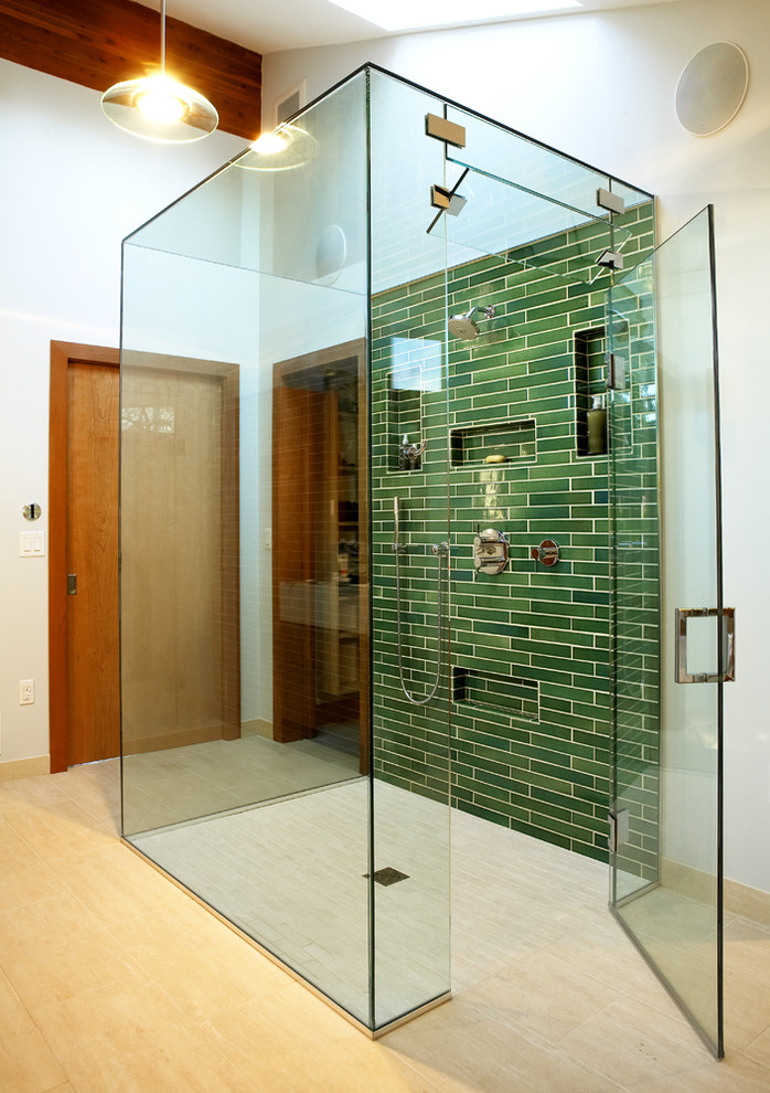 На фото: ванная комната в стиле модернизм с плиткой кабанчик