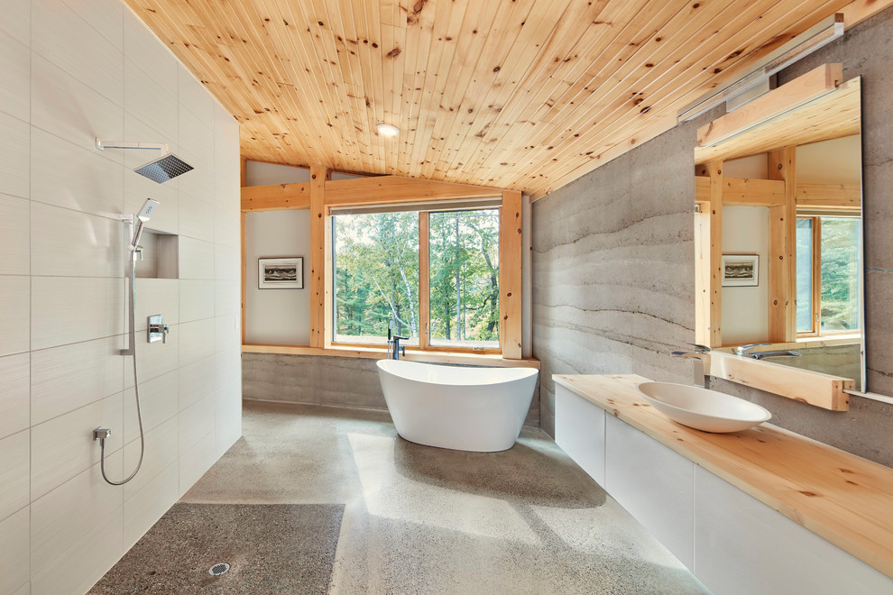 Идея дизайна: главная ванная комната среднего размера в современном стиле с накладной ванной, открытым душем и бежевой столешницей
