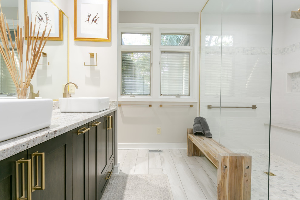チャールストンにあるトランジショナルスタイルのおしゃれな浴室 (シェーカースタイル扉のキャビネット、濃色木目調キャビネット、グレーの壁、ベッセル式洗面器、グレーの床、白い洗面カウンター、洗面台2つ) の写真