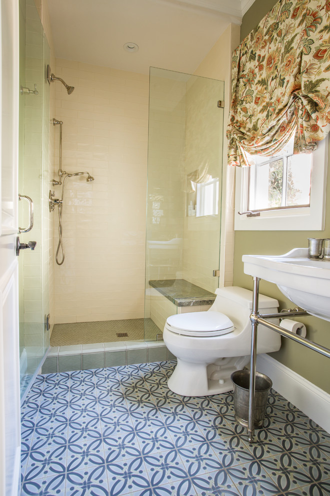 На фото: ванная комната среднего размера в классическом стиле с душем в нише, унитазом-моноблоком, зелеными стенами, полом из мозаичной плитки, душевой кабиной и консольной раковиной с