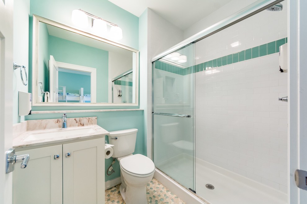 Стильный дизайн: ванная комната среднего размера в стиле неоклассика (современная классика) с фасадами в стиле шейкер, белыми фасадами, душем в нише, раздельным унитазом, белой плиткой, керамической плиткой, синими стенами, полом из мозаичной плитки, душевой кабиной, врезной раковиной, столешницей из гранита, разноцветным полом и душем с раздвижными дверями - последний тренд