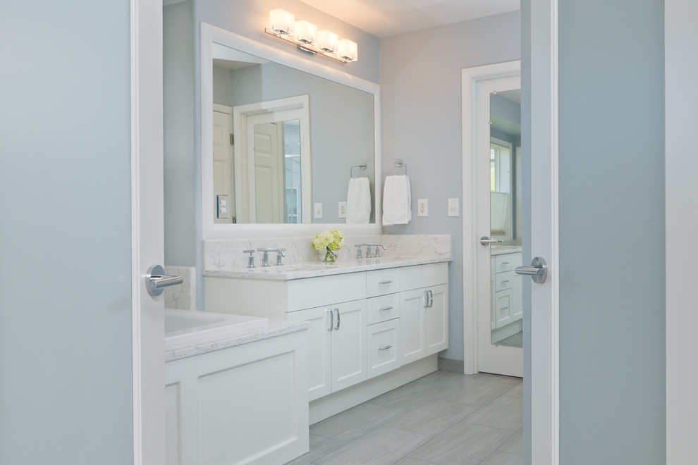 Exempel på ett mellanstort klassiskt en-suite badrum, med ett undermonterad handfat, skåp i shakerstil, vita skåp, bänkskiva i kvarts, en dusch i en alkov, grå kakel, porslinskakel, grå väggar och klinkergolv i porslin