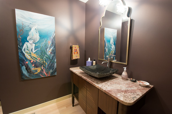 Foto di una stanza da bagno minimalista di medie dimensioni con consolle stile comò, ante in legno bruno, pareti viola, parquet chiaro, lavabo a bacinella, top in quarzite e WC monopezzo