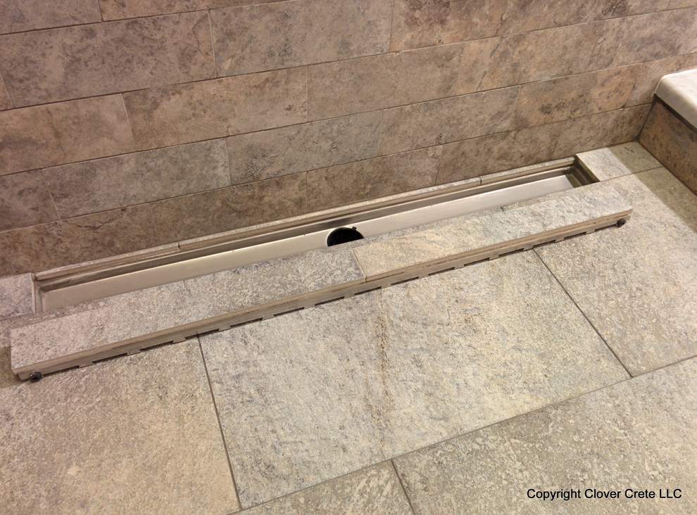 Стильный дизайн: главная ванная комната в средиземноморском стиле с открытым душем, каменной плиткой, бежевыми стенами и мраморным полом - последний тренд
