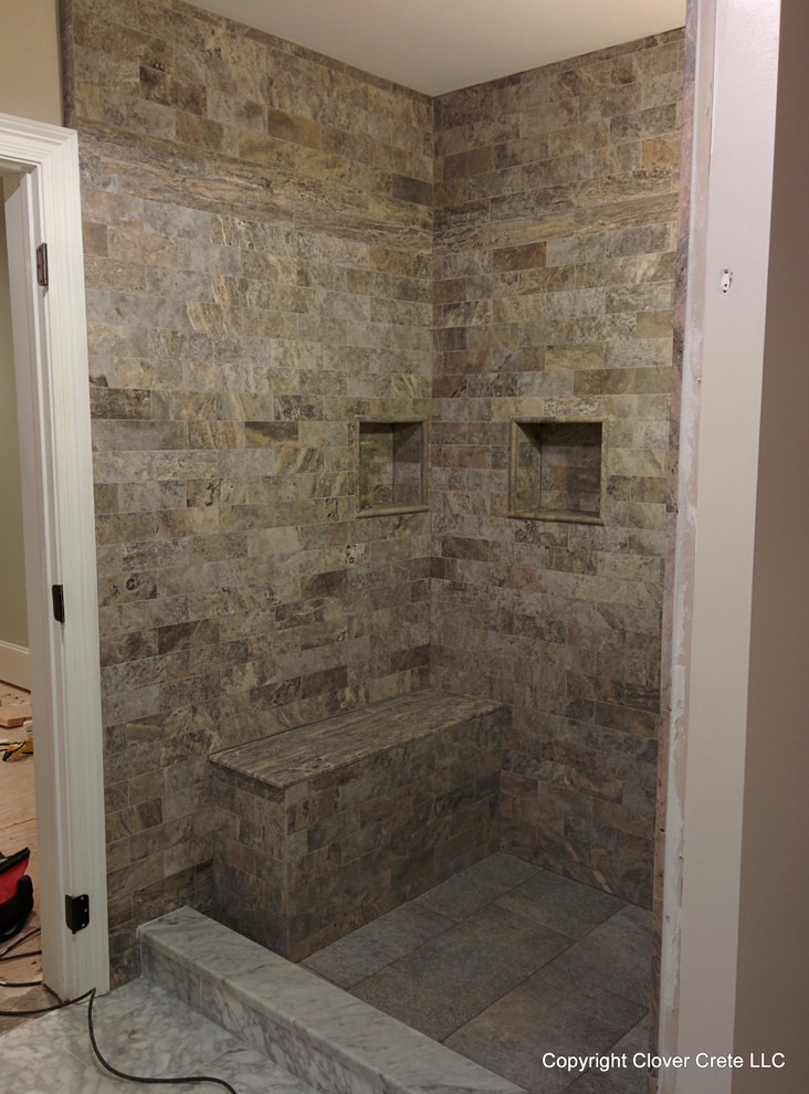 Modelo de cuarto de baño principal mediterráneo con ducha abierta, baldosas y/o azulejos multicolor, baldosas y/o azulejos de piedra, paredes beige y suelo de mármol