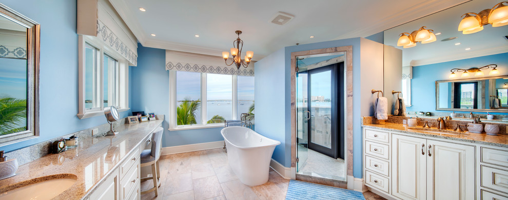 Idéer för att renovera ett medelhavsstil badrum, med ett konsol handfat, ett fristående badkar, en öppen dusch och blå väggar