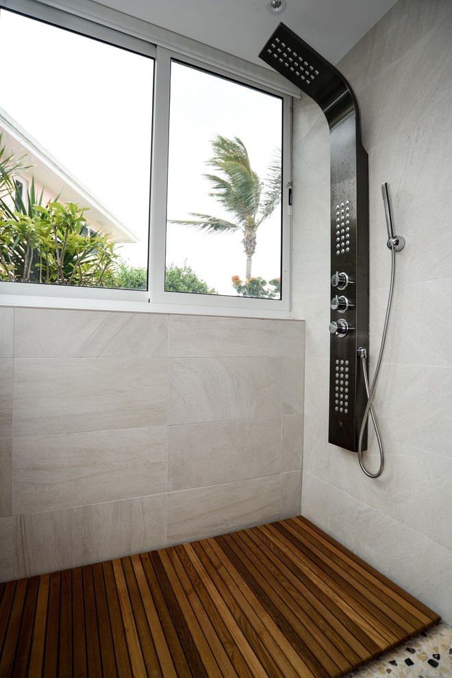 Kleines Modernes Badezimmer En Suite mit flächenbündigen Schrankfronten, dunklen Holzschränken, bodengleicher Dusche, braunen Fliesen, Glasfliesen, beiger Wandfarbe, Porzellan-Bodenfliesen, Einbauwaschbecken und Quarzwerkstein-Waschtisch in Miami