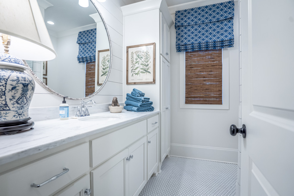 アトランタにあるビーチスタイルのおしゃれな浴室 (シェーカースタイル扉のキャビネット、白いキャビネット、白い壁、モザイクタイル、アンダーカウンター洗面器、白い床、白い洗面カウンター、洗面台1つ、造り付け洗面台) の写真