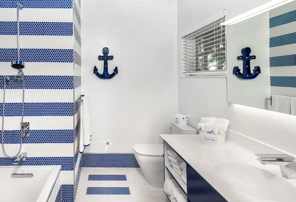 Immagine di una stanza da bagno stile marino