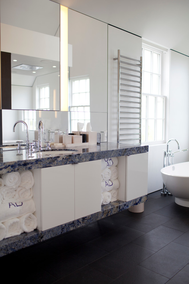 ボストンにある高級な広いコンテンポラリースタイルのおしゃれなマスターバスルーム (フラットパネル扉のキャビネット、白いキャビネット、大理石の洗面台、アンダーカウンター洗面器、置き型浴槽、白い壁、青い洗面カウンター) の写真