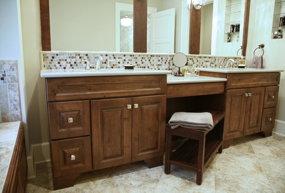 Idee per una stanza da bagno classica con ante con bugna sagomata e ante in legno bruno