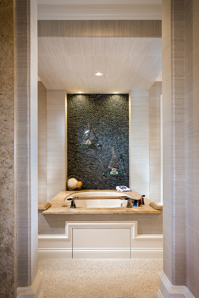 Diseño de cuarto de baño principal mediterráneo grande con bañera encastrada sin remate, baldosas y/o azulejos negros, suelo de baldosas tipo guijarro y paredes beige