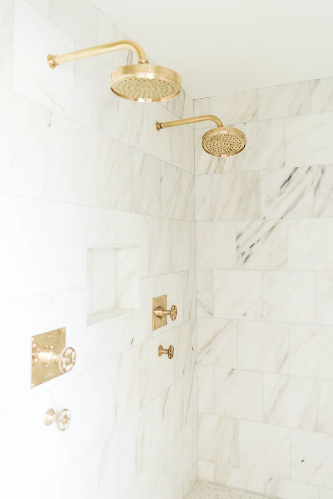 Пример оригинального дизайна: большая главная ванная комната в стиле неоклассика (современная классика) с фасадами в стиле шейкер, серыми фасадами, ванной на ножках, двойным душем, бежевой плиткой, цементной плиткой, бежевыми стенами, мраморным полом, врезной раковиной, мраморной столешницей, белым полом и душем с распашными дверями