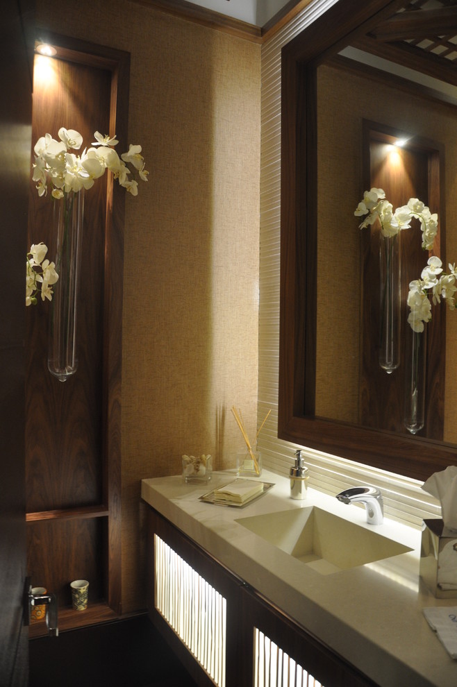 Foto på ett litet funkis badrum, med luckor med lamellpanel, vita skåp och beige väggar