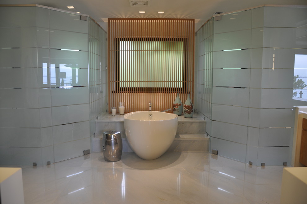 Пример оригинального дизайна: большая главная ванная комната в современном стиле с плоскими фасадами, коричневыми фасадами, отдельно стоящей ванной, душевой комнатой, бежевыми стенами, мраморным полом, белым полом и душем с распашными дверями