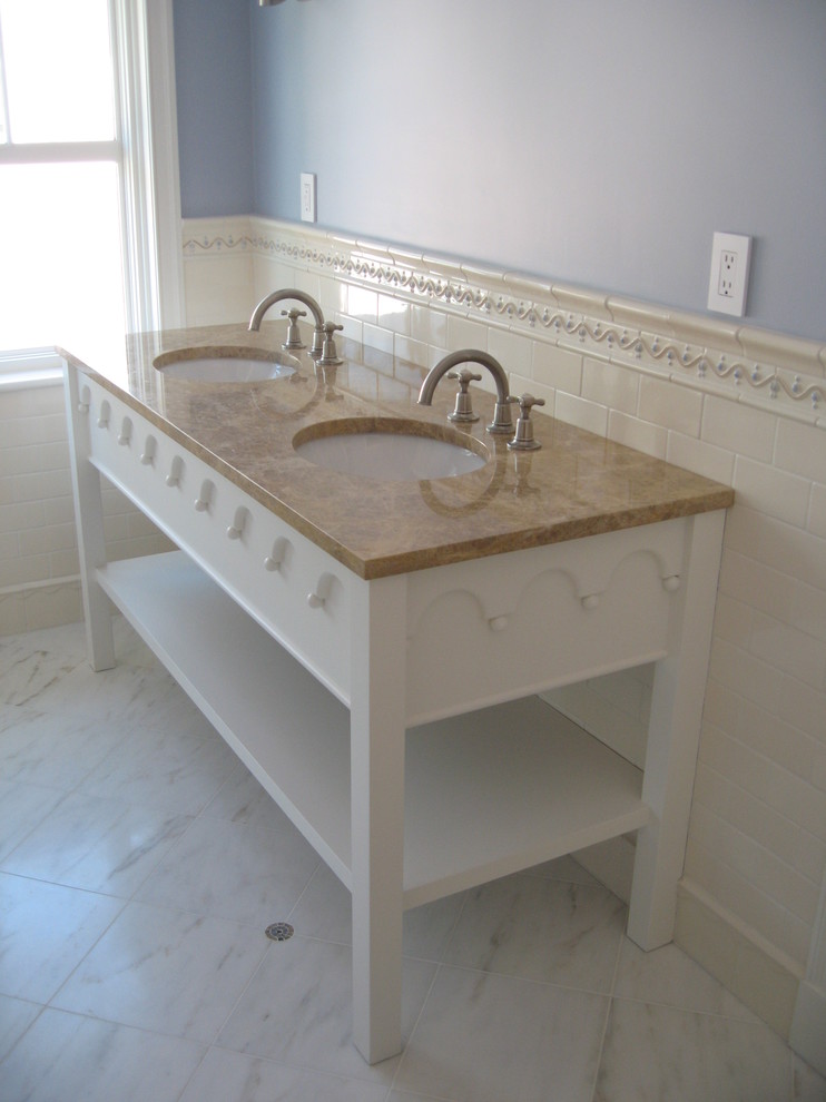 Ejemplo de cuarto de baño principal marinero de tamaño medio con armarios con paneles empotrados y puertas de armario blancas