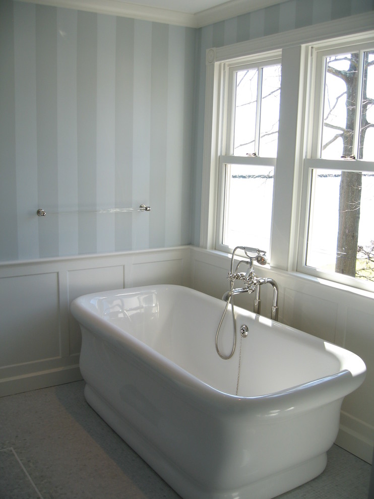 Bild på ett mellanstort lantligt en-suite badrum, med luckor med infälld panel, vita skåp och ett fristående badkar