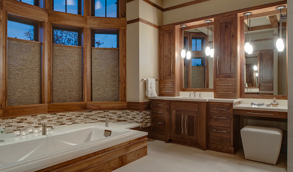 На фото: огромная главная ванная комната в классическом стиле с фасадами с утопленной филенкой, темными деревянными фасадами, накладной ванной, душем в нише, унитазом-моноблоком, бежевыми стенами, врезной раковиной, столешницей из искусственного кварца и белым полом