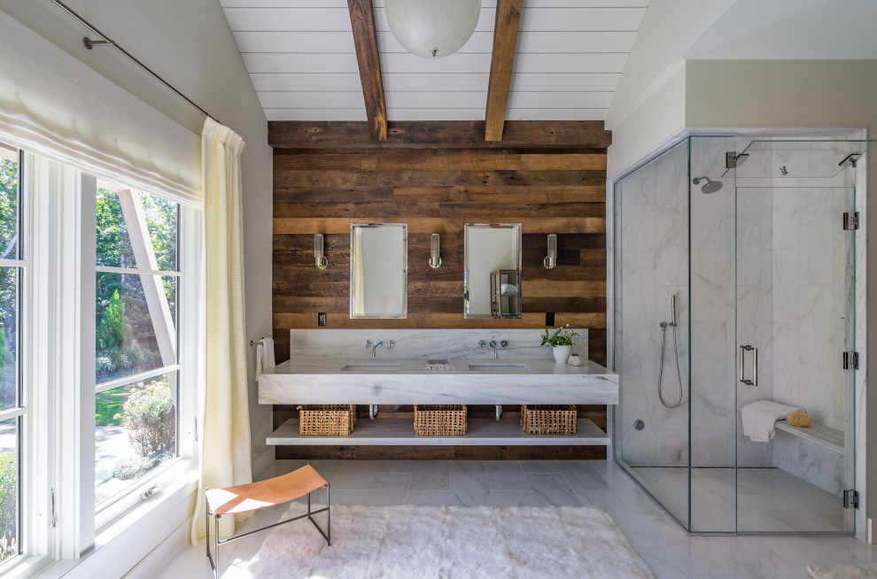 Идея дизайна: ванная комната в морском стиле с угловым душем, белой плиткой, бежевыми стенами, врезной раковиной, серым полом и белой столешницей
