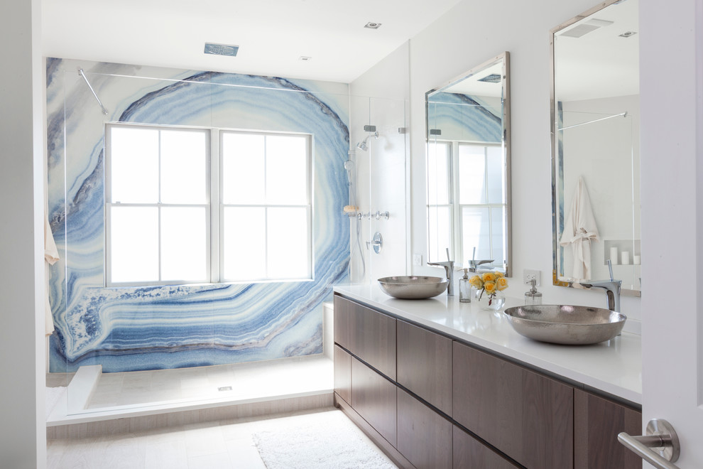 На фото: ванная комната в морском стиле с настольной раковиной, плоскими фасадами, темными деревянными фасадами, душем в нише, разноцветной плиткой и белыми стенами