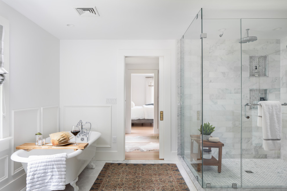Пример оригинального дизайна: ванная комната в морском стиле с ванной на ножках, угловым душем, белой плиткой, белыми стенами, серым полом, душем с распашными дверями и панелями на части стены