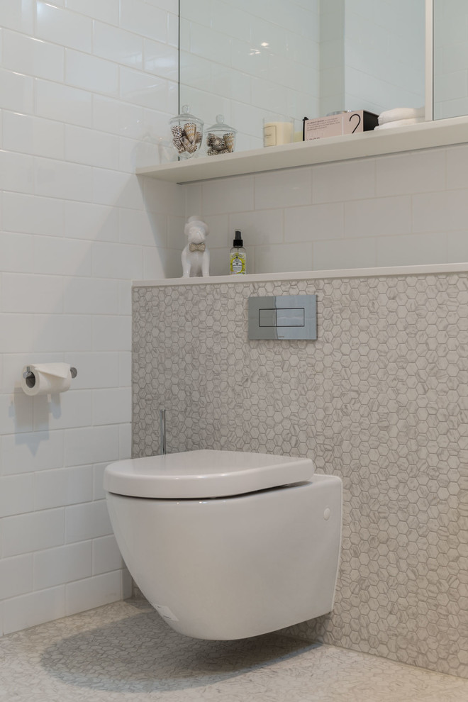 Réalisation d'une petite salle de bain design avec une baignoire posée, un combiné douche/baignoire, WC suspendus, un carrelage blanc, des carreaux de céramique, un mur blanc, un sol en carrelage de terre cuite, un lavabo suspendu et un plan de toilette en quartz modifié.