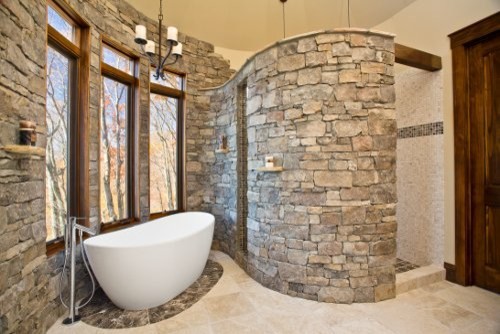 Стильный дизайн: большая главная ванная комната в стиле рустика с отдельно стоящей ванной, открытым душем, бежевой плиткой, керамической плиткой, желтыми стенами и полом из керамической плитки - последний тренд