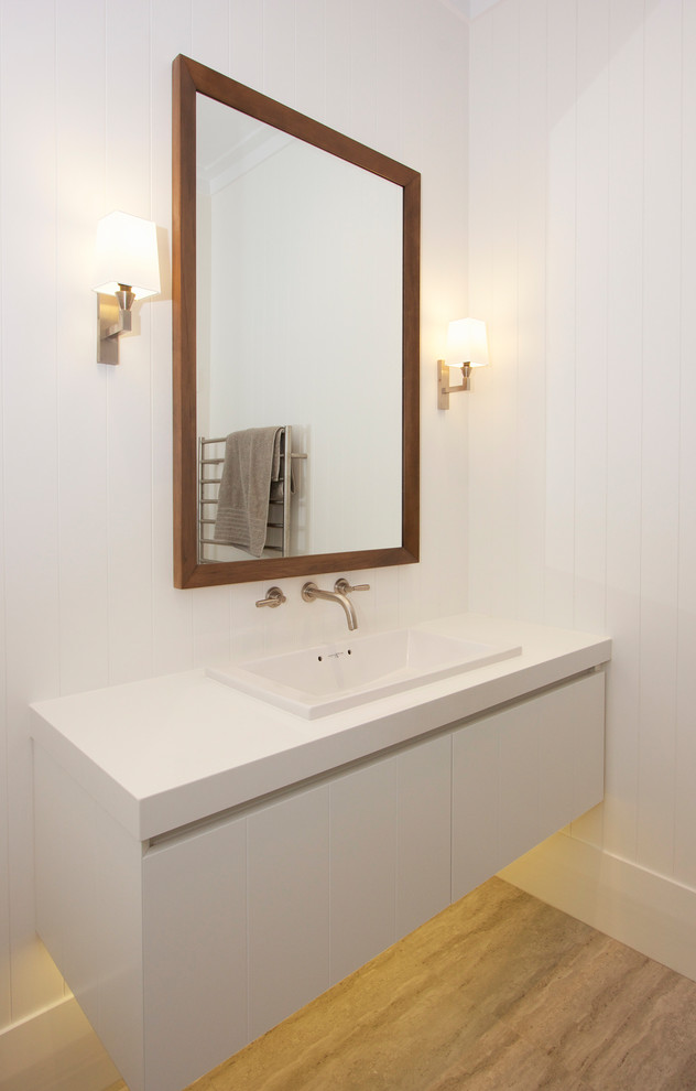 Idéer för att renovera ett stort funkis en-suite badrum, med vita skåp, ett fristående badkar, en hörndusch, vit kakel, porslinskakel, vita väggar, klinkergolv i porslin, ett nedsänkt handfat, bänkskiva i kvarts och beiget golv