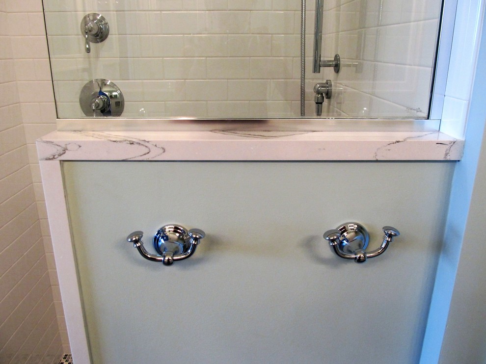 Modelo de cuarto de baño principal campestre pequeño con ducha empotrada, baldosas y/o azulejos blancos, baldosas y/o azulejos de cemento y ducha abierta