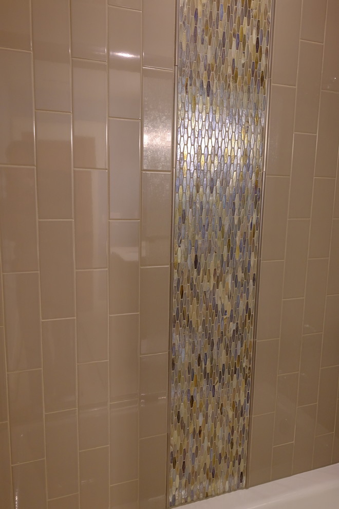 Mittelgroßes Modernes Duschbad mit Waschtischkonsole, verzierten Schränken, Schränken im Used-Look, Marmor-Waschbecken/Waschtisch, Duschbadewanne, grauen Fliesen, Mosaikfliesen, lila Wandfarbe und Porzellan-Bodenfliesen in Sacramento