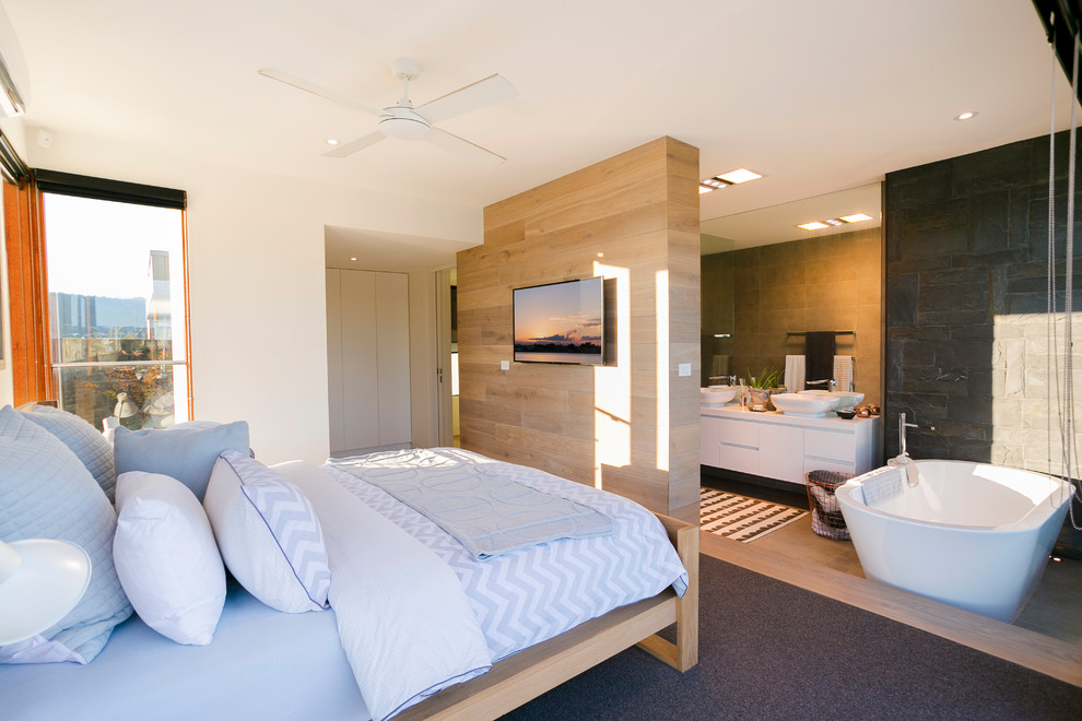 Свежая идея для дизайна: хозяйская спальня среднего размера в современном стиле с серыми стенами, серым полом, деревянными стенами, акцентной стеной и ковровым покрытием без камина - отличное фото интерьера
