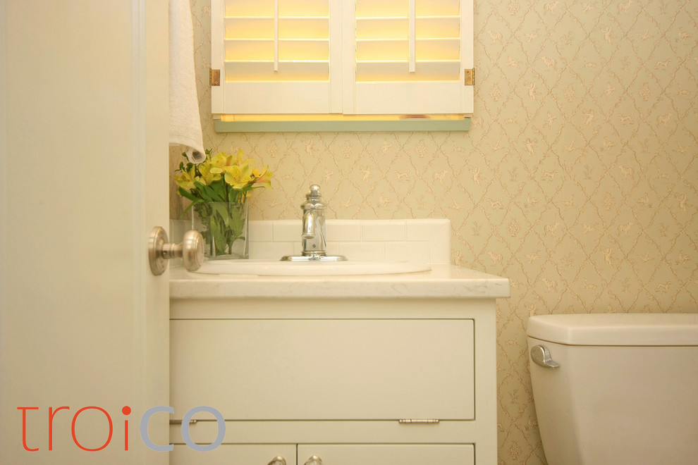 Modernes Badezimmer mit beiger Wandfarbe in Vancouver
