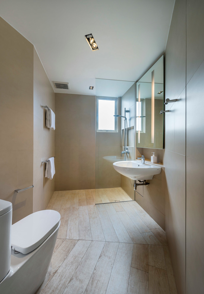 Imagen de cuarto de baño contemporáneo con lavabo suspendido, ducha abierta, sanitario de dos piezas, paredes marrones, suelo de madera clara y ducha abierta