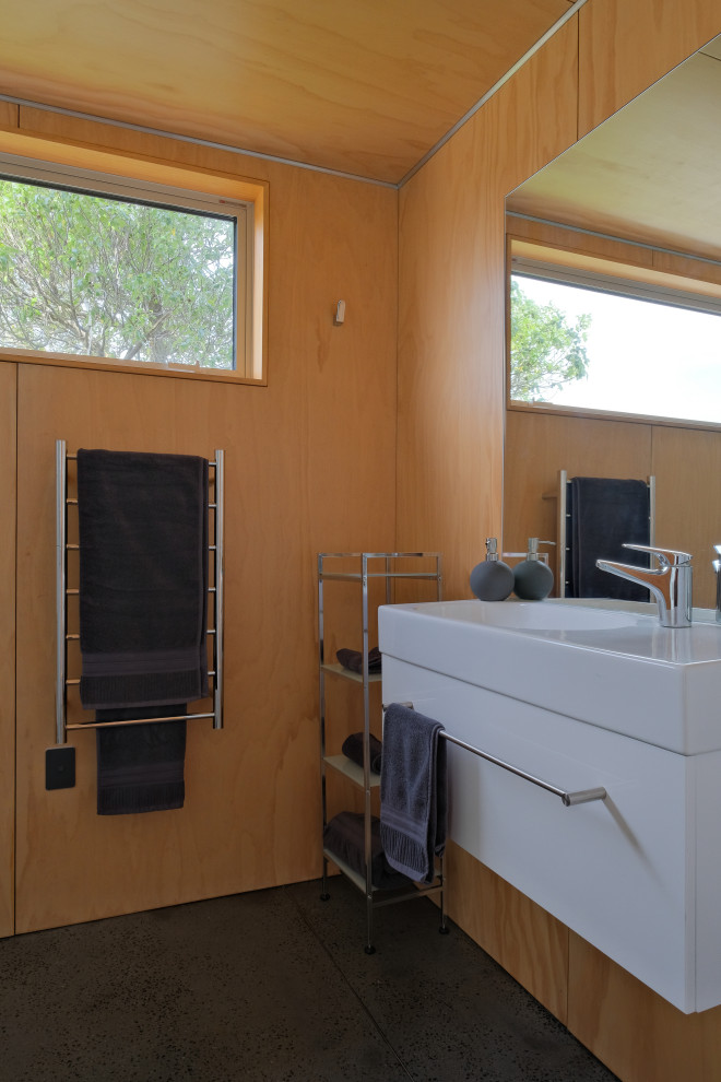 Exemple d'une petite salle de bain industrielle avec une douche d'angle, un carrelage blanc, des carreaux de porcelaine, un plan de toilette blanc, meuble simple vasque et meuble-lavabo suspendu.