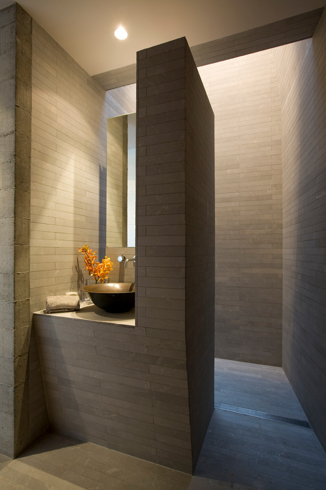 Immagine di una grande stanza da bagno padronale design con top in marmo, doccia aperta, piastrelle grigie, piastrelle in pietra e pareti grigie