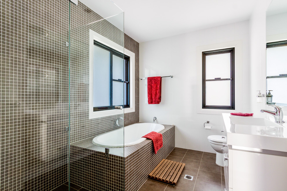 Идея дизайна: ванная комната в современном стиле с плиткой мозаикой и белой столешницей