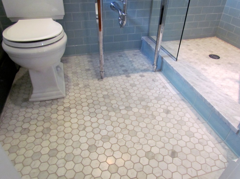 Inspiration pour une petite salle de bain traditionnelle avec un plan vasque, un plan de toilette en marbre, un carrelage bleu, des carreaux de céramique et un sol en marbre.
