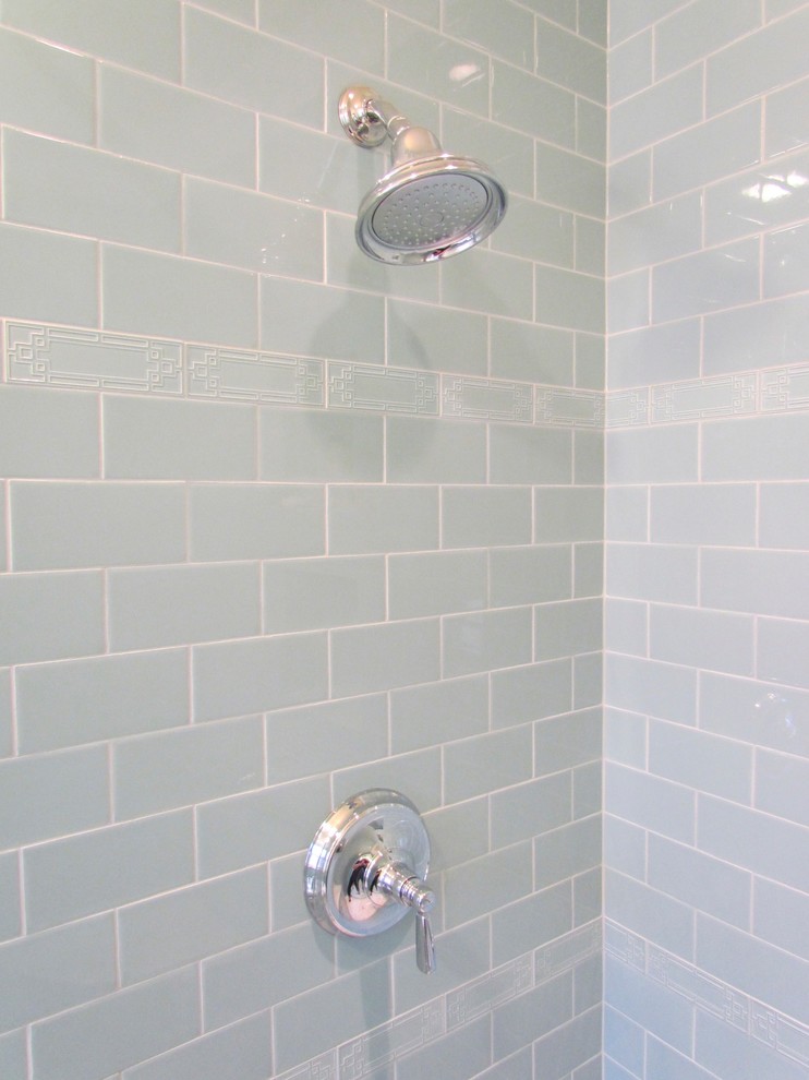 Kleines Klassisches Duschbad mit Waschtischkonsole, Marmor-Waschbecken/Waschtisch, Duschnische, blauen Fliesen, Keramikfliesen und Marmorboden in Chicago