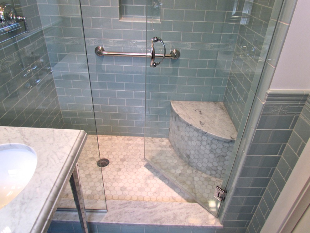 シカゴにある小さなトラディショナルスタイルのおしゃれなバスルーム (浴槽なし) (大理石の洗面台、アルコーブ型シャワー、青いタイル、セラミックタイル、大理石の床、緑の壁、コンソール型シンク、グレーの床、開き戸のシャワー) の写真