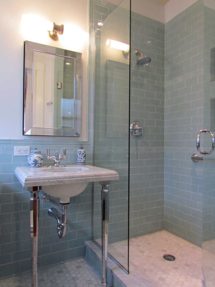 シカゴにある小さなトラディショナルスタイルのおしゃれなバスルーム (浴槽なし) (コンソール型シンク、大理石の洗面台、アルコーブ型シャワー、青いタイル、セラミックタイル、大理石の床) の写真