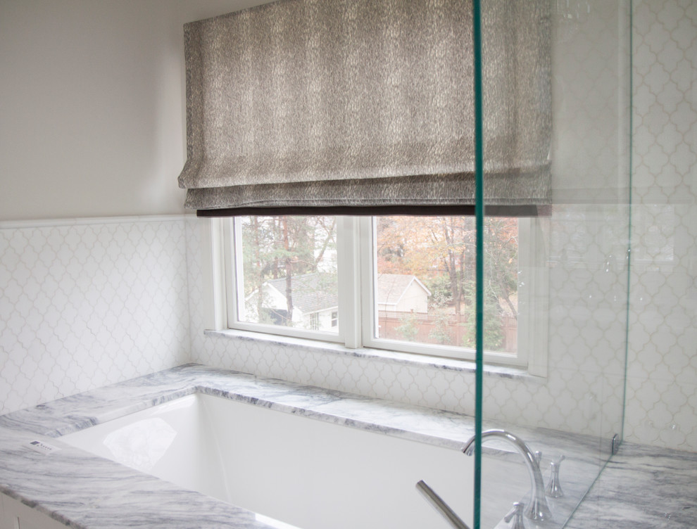 Ejemplo de cuarto de baño principal tradicional renovado con bañera encastrada sin remate, baldosas y/o azulejos blancos, baldosas y/o azulejos en mosaico, paredes grises, encimera de mármol y encimeras grises