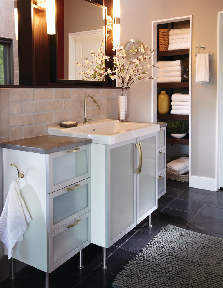 Modern inredning av ett litet badrum med dusch, med luckor med glaspanel, vita skåp, beige kakel, beige väggar, klinkergolv i keramik, ett konsol handfat och bänkskiva i glas